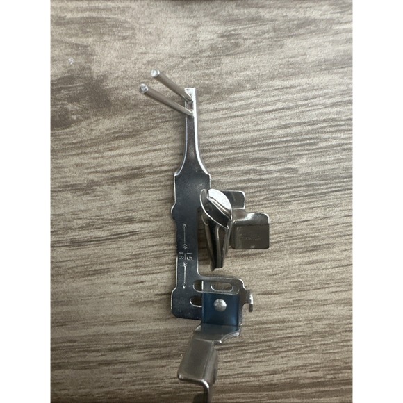 Singer Slant Binder Foot Sewing Machine Part 81200 GT Britain - Picture 1 of 2